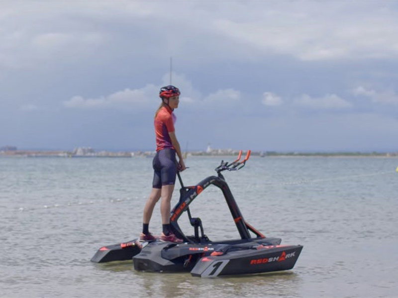 إطلاق 3 نسخ من القوارب متعددة الأبدان RedShark trimaran